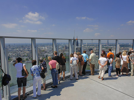 Besucher gucken auf Köln Fotos