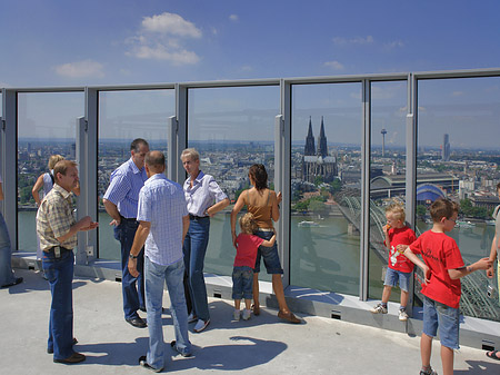 Besucher gucken auf Köln Foto 