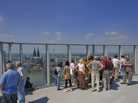 Besucher gucken auf Köln Foto 