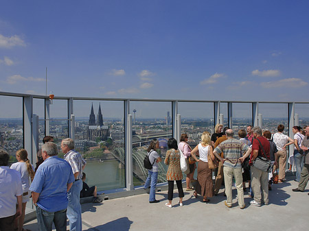 Besucher gucken auf Köln