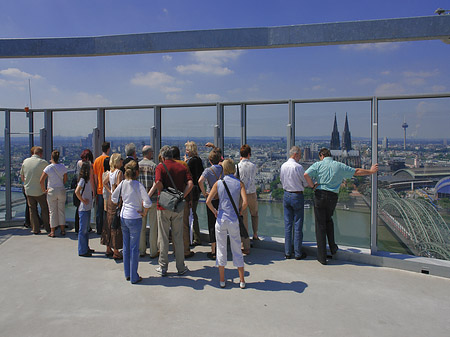 Fotos Besucher gucken auf Kölner Dom und Hohenzollernbrücke