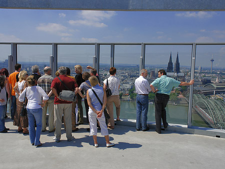 Besucher gucken auf Kölner Dom und Hohenzollernbrücke Fotos