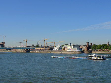 Foto Schiff fährt über den Rhein - Köln