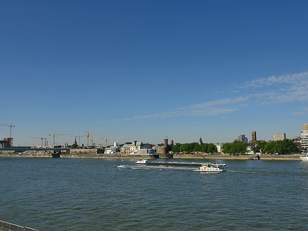 Foto Schiff fährt über den Rhein - Köln