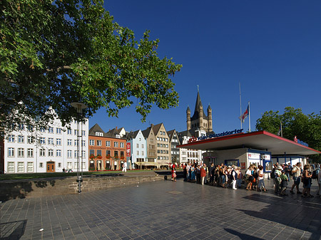 Fotos Schlange stehen für Köln-Düsseldorfer