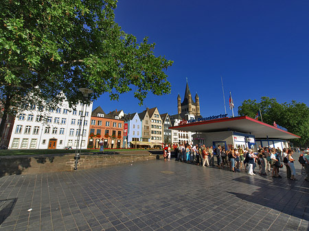 Foto Schlange stehen für Köln-Düsseldorfer - Köln