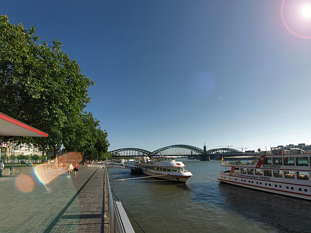 Fotos Schiff fährt über den Rhein | Köln