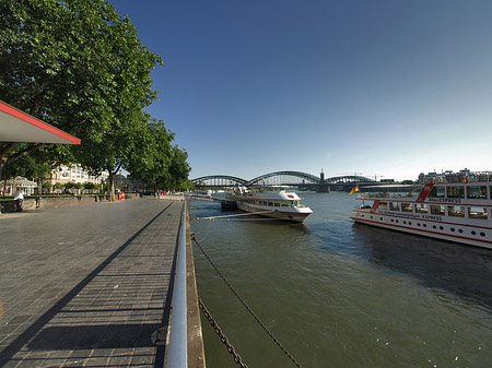 Foto Schiff fährt über den Rhein