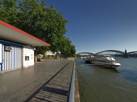 Schiff fährt über den Rhein Foto 