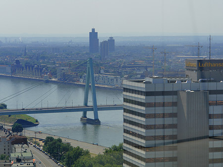 Severinsbrücke mit Lufthansa Foto 