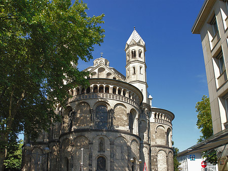 Foto Seitentürme und Westturm der St Aposteln - Köln