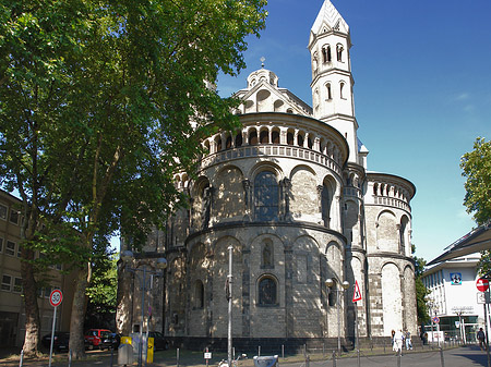 Foto Seitentürme und Westturm der St Aposteln - Köln