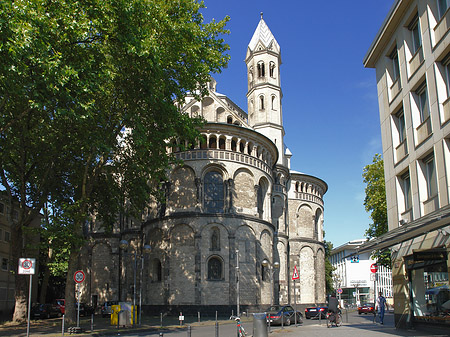 Seitentürme und Westturm der St Aposteln Fotos