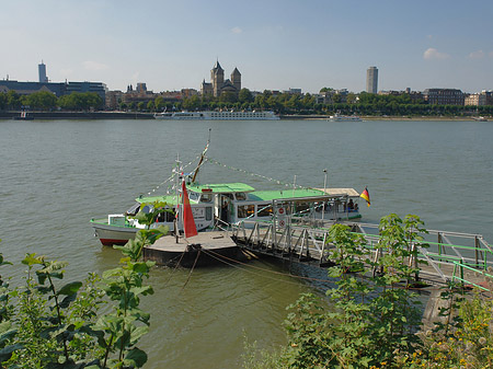 Schiff fährt vor St Kunibert Fotos