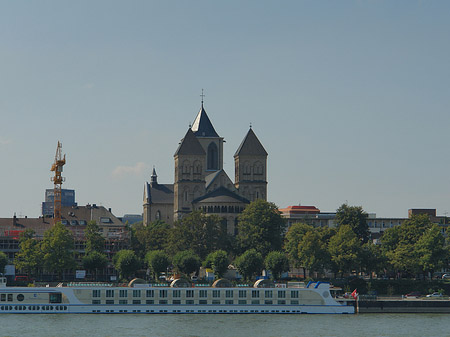 Foto Schiff fährt vor St Kunibert - Köln