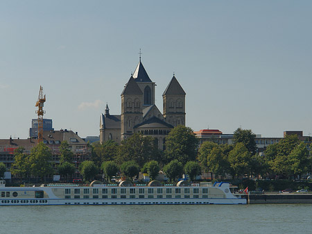 Fotos Schiff fährt vor St Kunibert | Köln