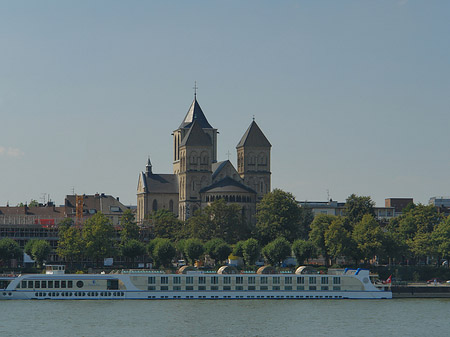 Fotos Schiff fährt vor St Kunibert