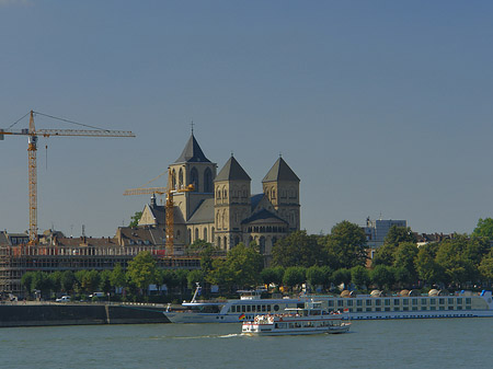 Foto Schiff fährt vor St Kunibert - Köln