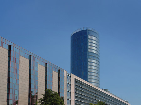 Fotos Triangelturm hinter Häusern | Köln