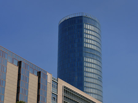 Fotos Triangelturm hinter Häusern