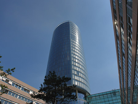 Triangelturm hinter Häusern Foto 